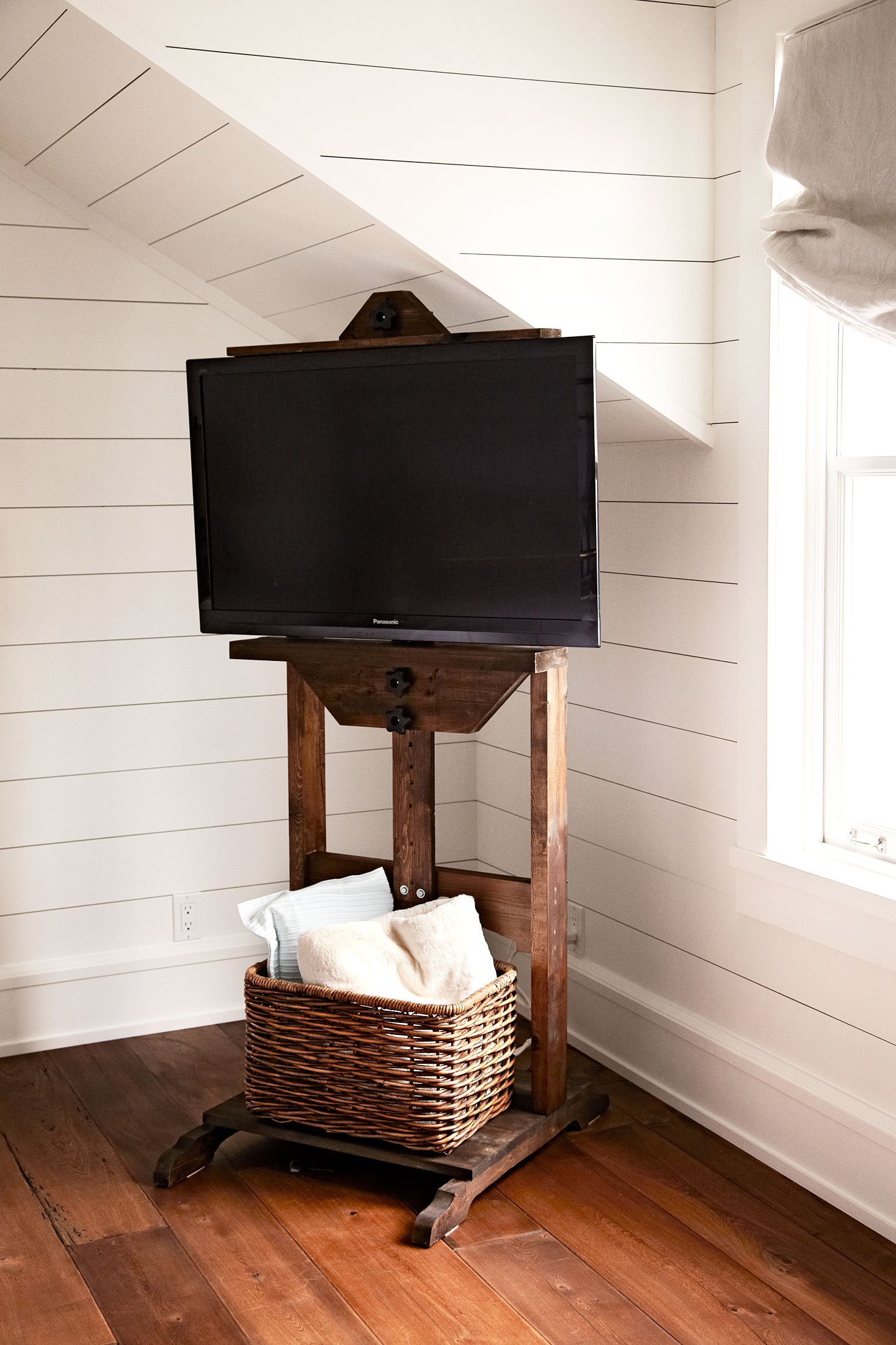 hidden-TV-cables-with-Restoration-Hardware-easel-and-wicker-basket