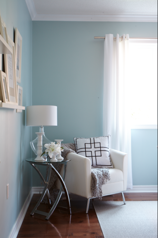 Interior designer Jo Alcorn Whitewash & Co blue office corner white chair Bouclair home accessories