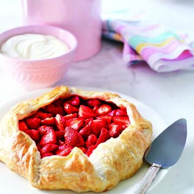Free-form strawberry pie