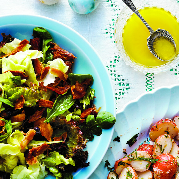 Green salad with bacon and dates