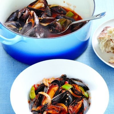 Sweet, briny mussels are the most inexpensive fresh shellfish. Even better? This low-cal dinner cooks up in 10 minutes flat.