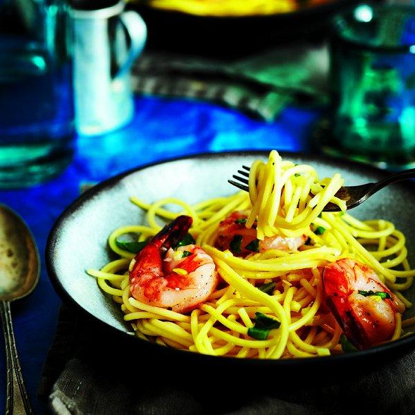 Lemony spaghetti with shrimp and basil