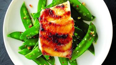 Spinf vegetables: Halibut with fresh sugar snap peas