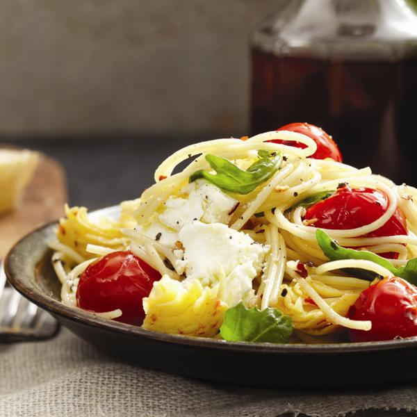 Spicy spaghettini with goat cheese, tomato and artichoke