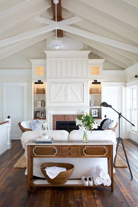wood-table-cottage-interior-white