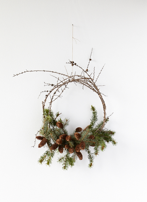 foraged-wreath-pine-cones