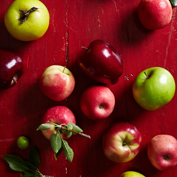Mixed apples with stems