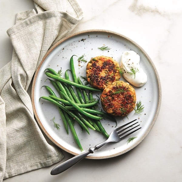 Salmon cakes with green beans