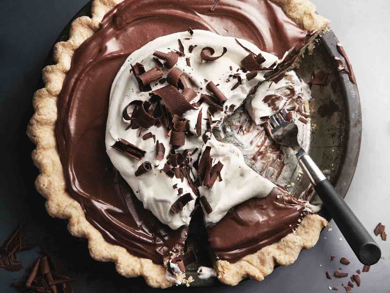 Chocolate pudding-filled pie