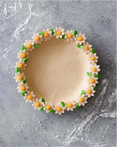 decorative pie crusts: pastry daisies around border of pie crust
