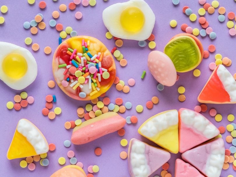 hoe suiker te minderen allerlei soorten snoep op een paarse achtergrond