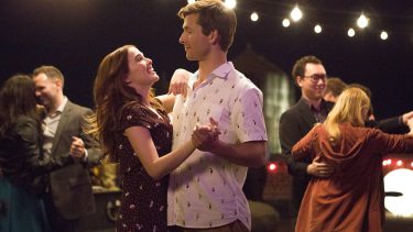The best romantic comedies on Netflix: Zoey Deutch and Glen Powell in Set It Up