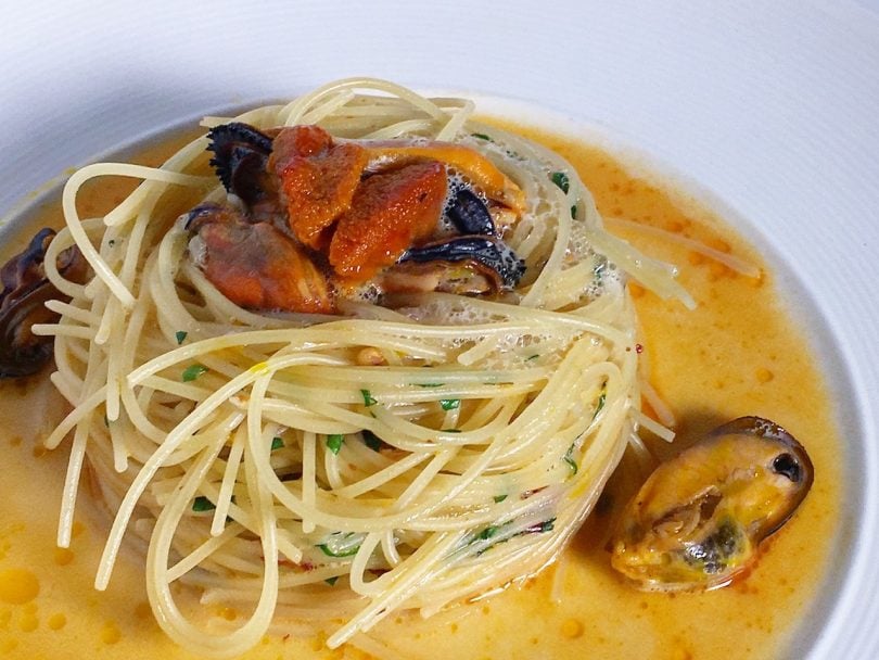 Pasta tips: Pile of spaghetti in yellow sauce