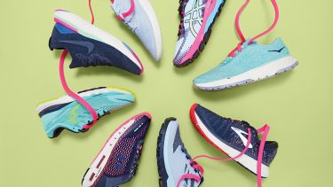 Great running shoes: 8 pairs of sneakers in circular flat-lay on green background