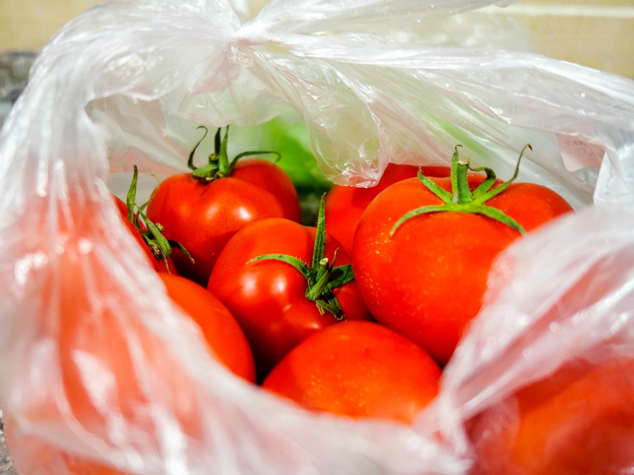 reuse single-use plastics: Tomatoes in plastic bag
