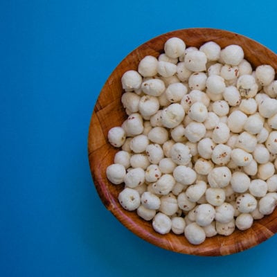 white makhanas in a wooden bowl