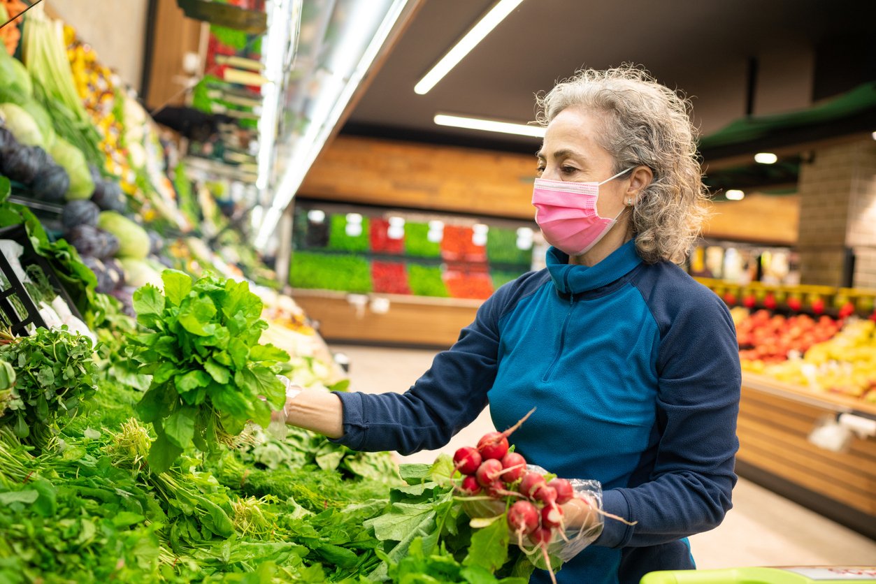 Woman wearing a mask while shopping in a supermarket