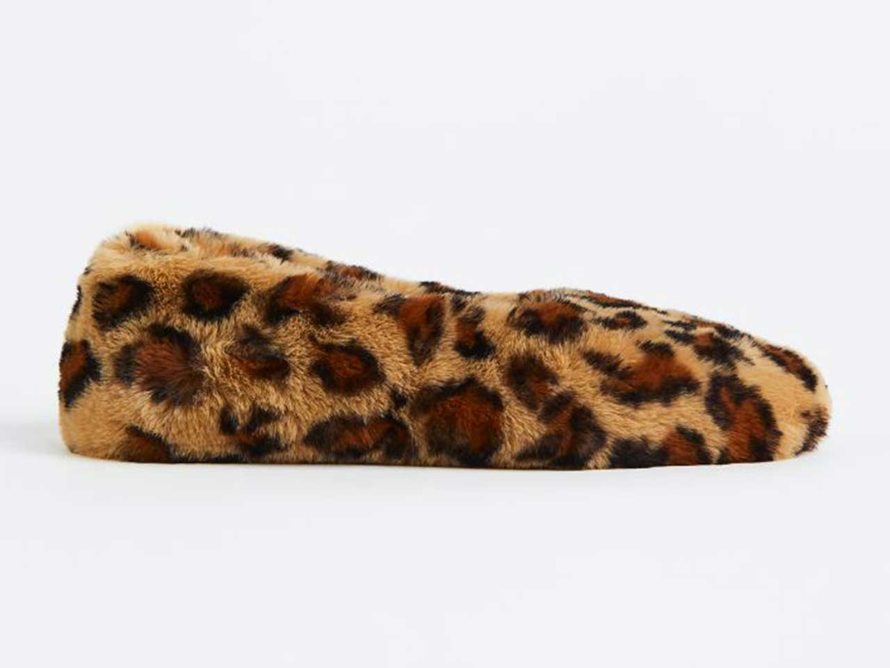A leopard faux fur slipper seen from the side from H&M.