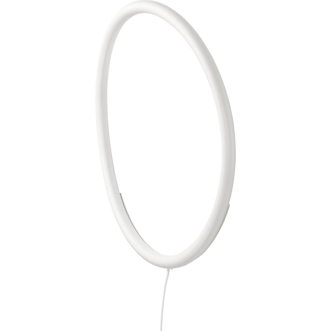 Lámpara circular curvada sobre fondo blanco.
